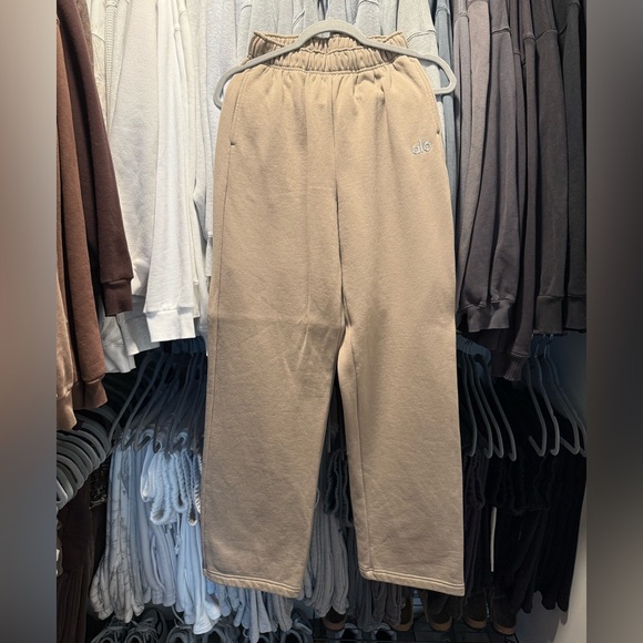 Alo Accolade Sweatpants - Picture 1 of 3